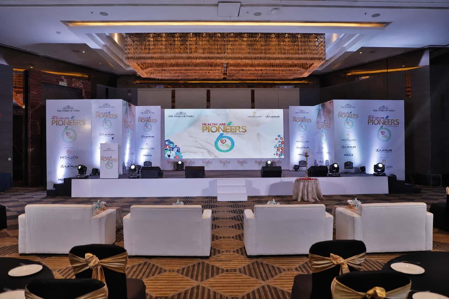 Wide programme floor with layered lighting